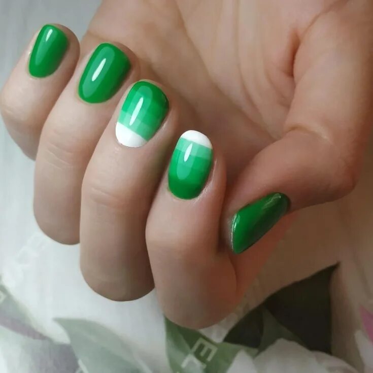 Красивый зеленый маникюр. Маникюр омбре с зеленым цветом. Зеленый градиент маникюр. Градиентный маникюр белый с зелёным. Маникюр зеленого цвета.