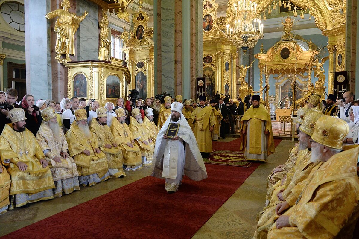 Патриарх на праздновании петра и павла в санкт петербурге. Петропавловский собор богослужение. Патриаршее богослужение 12 июля 2015 года. Богослужения в петропавловском соборе санкт-петербурга. Отец антоний петропавловский собор.