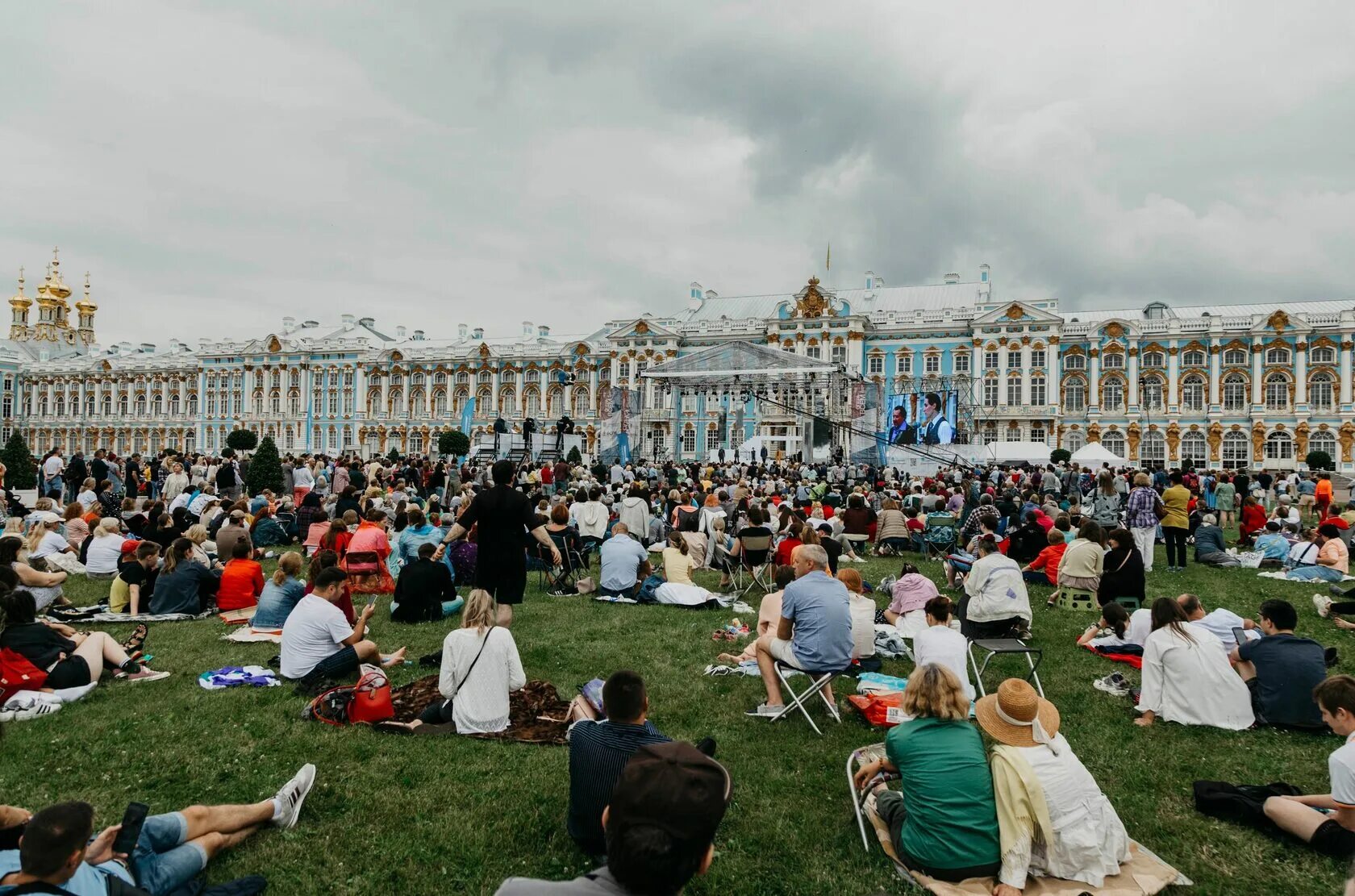 Екатерининский плац. Парадный плац Екатерининского дворца. Парадный плац Екатерининского дворца в Царском селе. Гл плац Екатерининского дворца. Опера для всех 2023 Царское село.