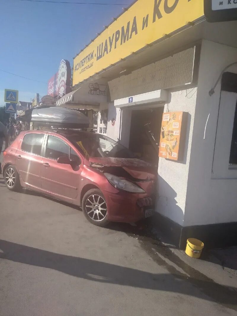 Автомобиль влетел в пекарню