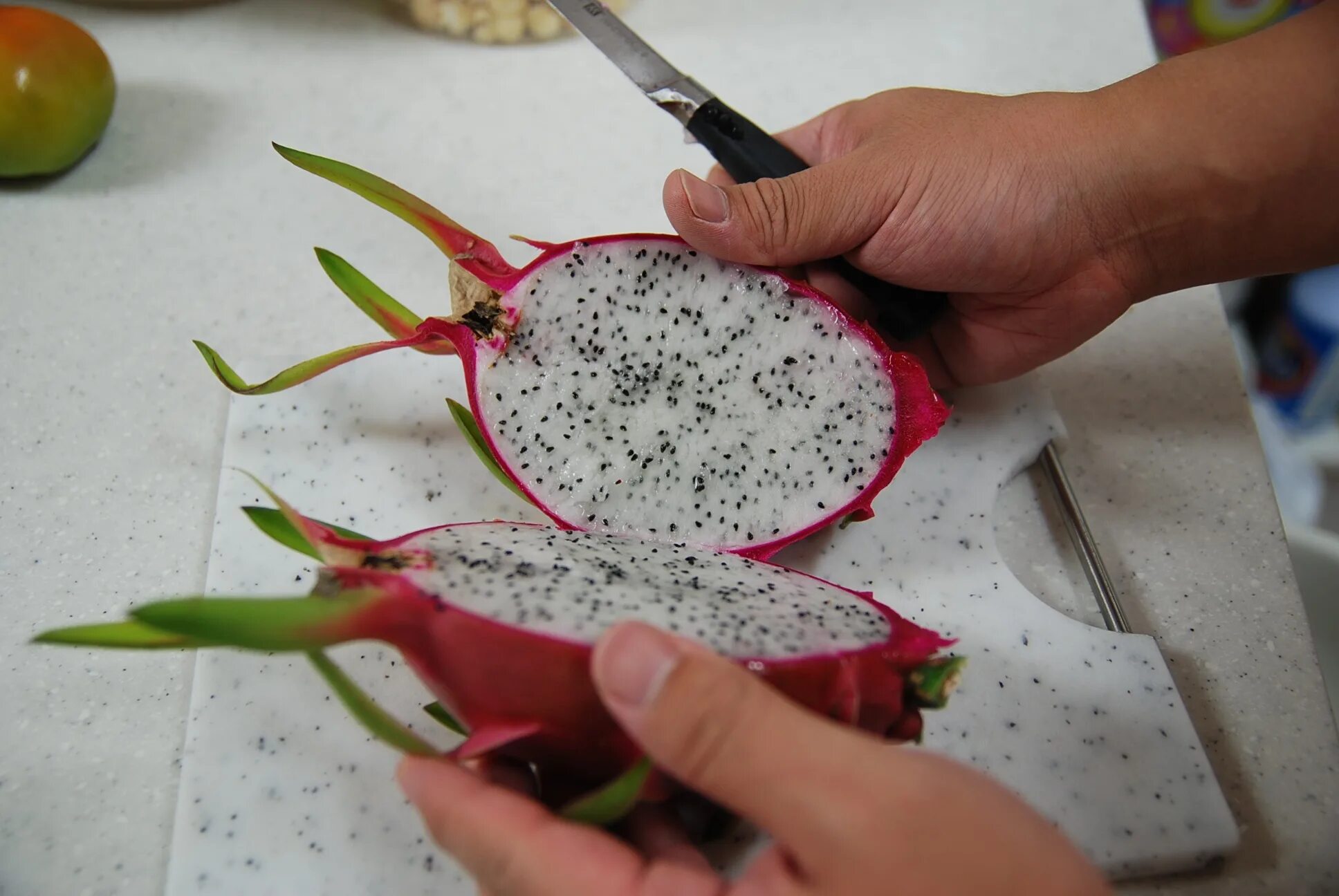 Драконий фрукт. Драконий фрукт в руке. Питайя в руках. Dragon Fruits руки. Как очистить питахайя