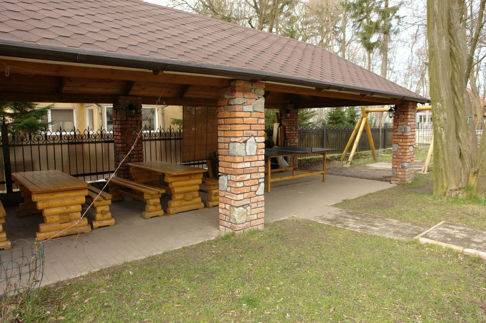 Дом у реки дмитрия позаренко. Коттеджи крым отдохнуть с семьей домик с мангальной зоной. Терраса с видом на озеро. Отели с мангальной зоной. Капустино беседка.