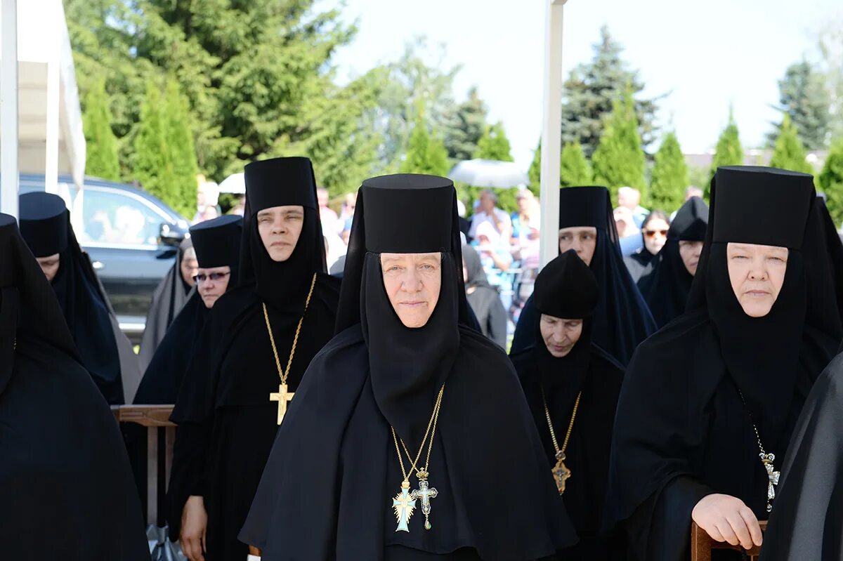 Дивеевский монастырь постриг в монахини. Троицкий скит дивеевского монастыря. Монахиня ольга дивеевский монастырь. Монахини троицкого серафимо-дивеевского монастыря. Серафимо дивеевский монастырь хор.