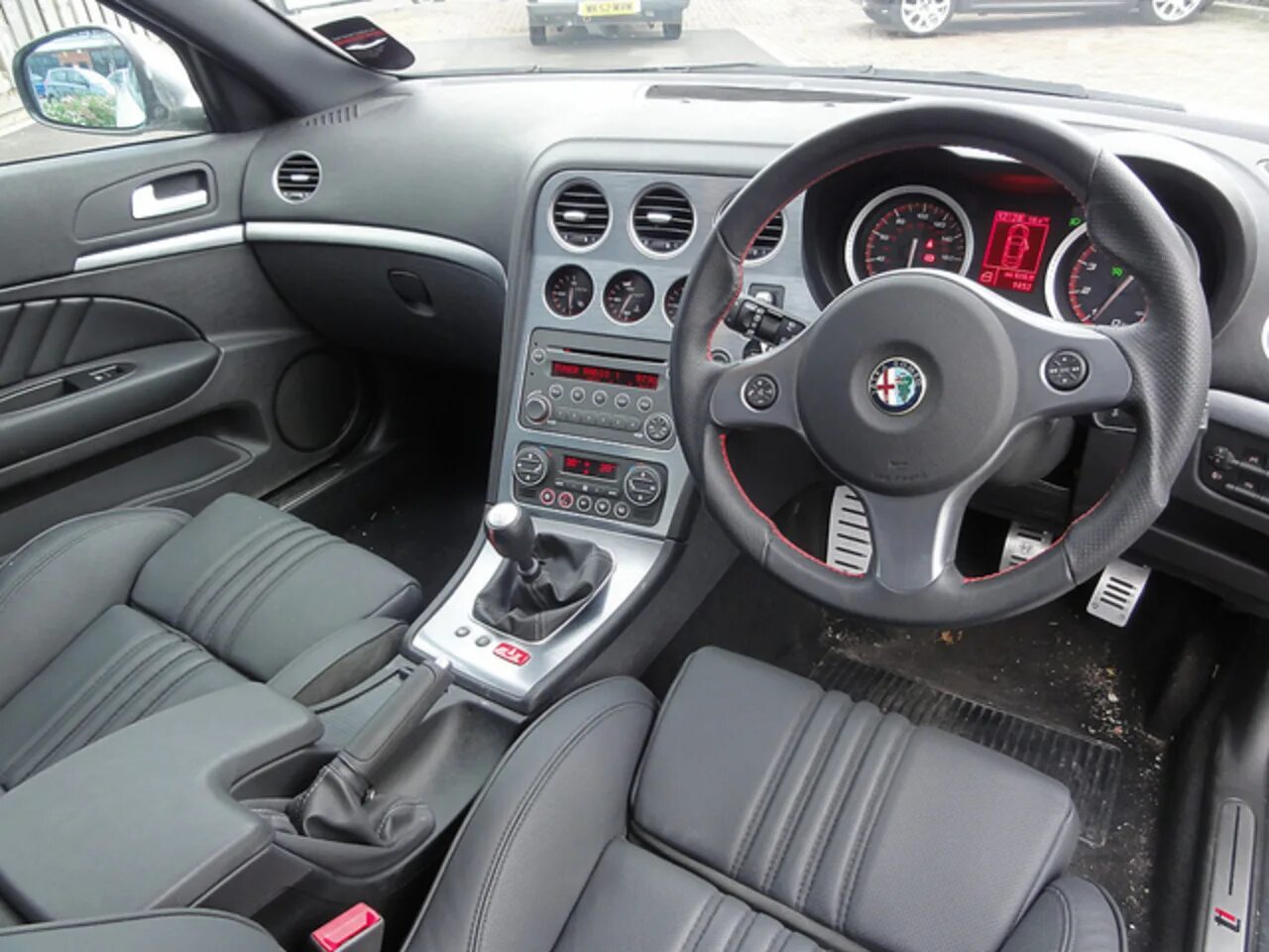 Салон альфа ромео. Альфа Ромео 159 салон. Alfa Romeo 159 ti Interior. Alfa Romeo 159 красный салон. Альфа Ромео 159 ti салон.