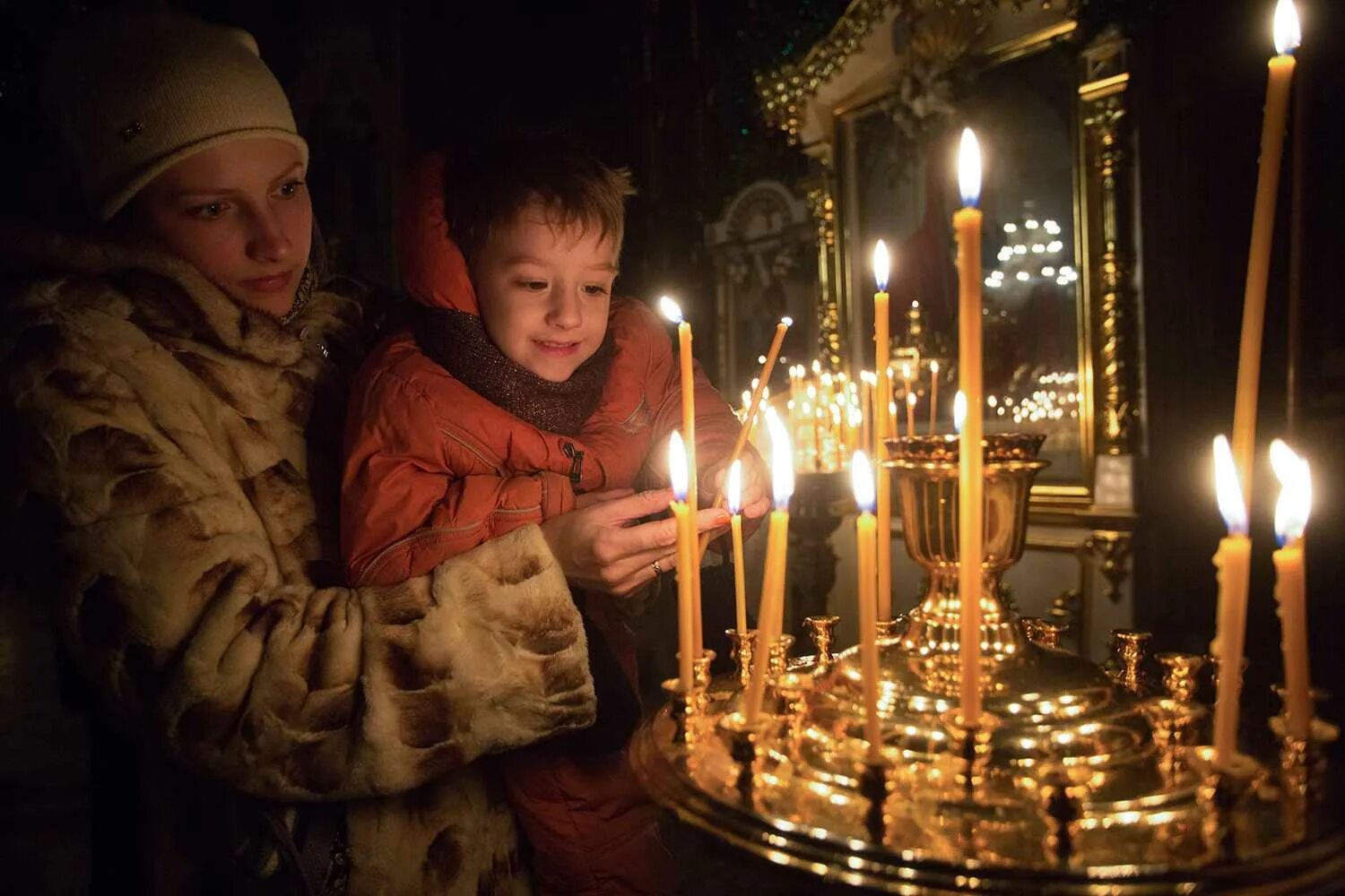 Ставить свечку в храме. Свечи в храме. Ребенок со свечой в храме. Свечи в православном храме. Дети в храме.