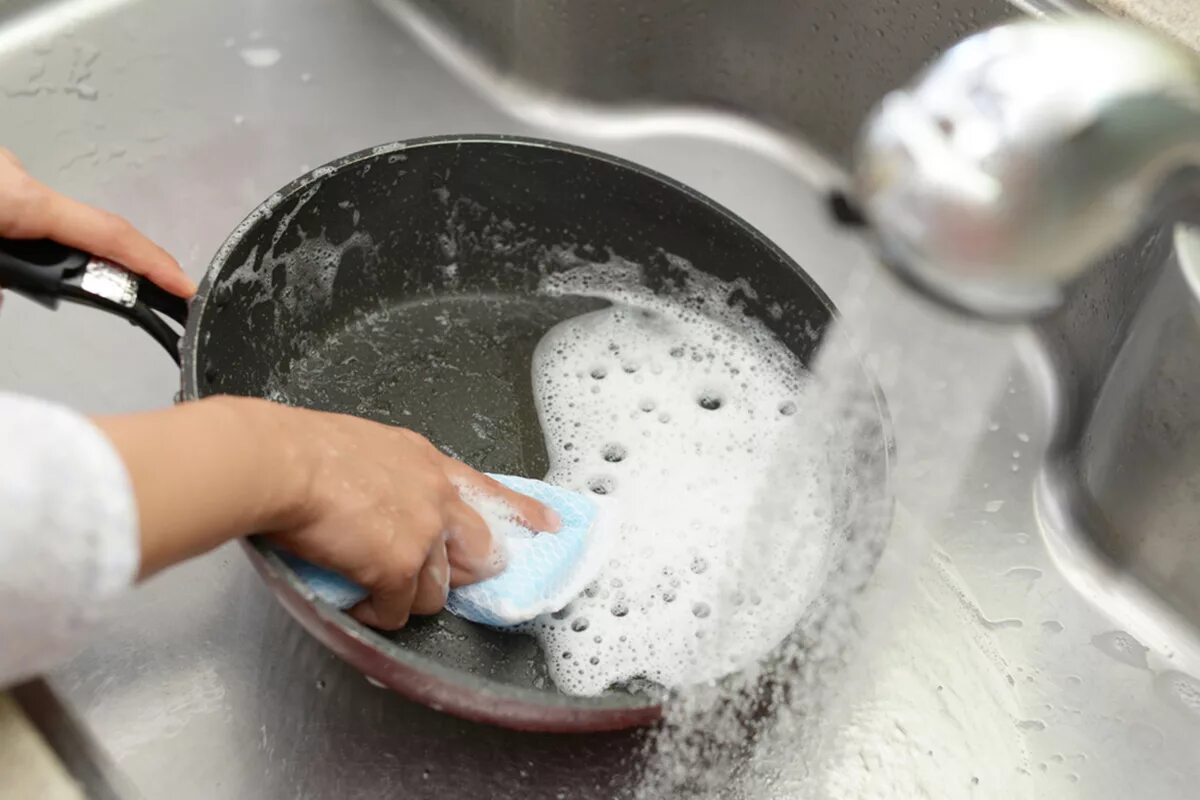 Как отмыть посуду от жира. Сода для чистки посуды. Мытье посуды. Мытье сковороды. Мытье кастрюли.