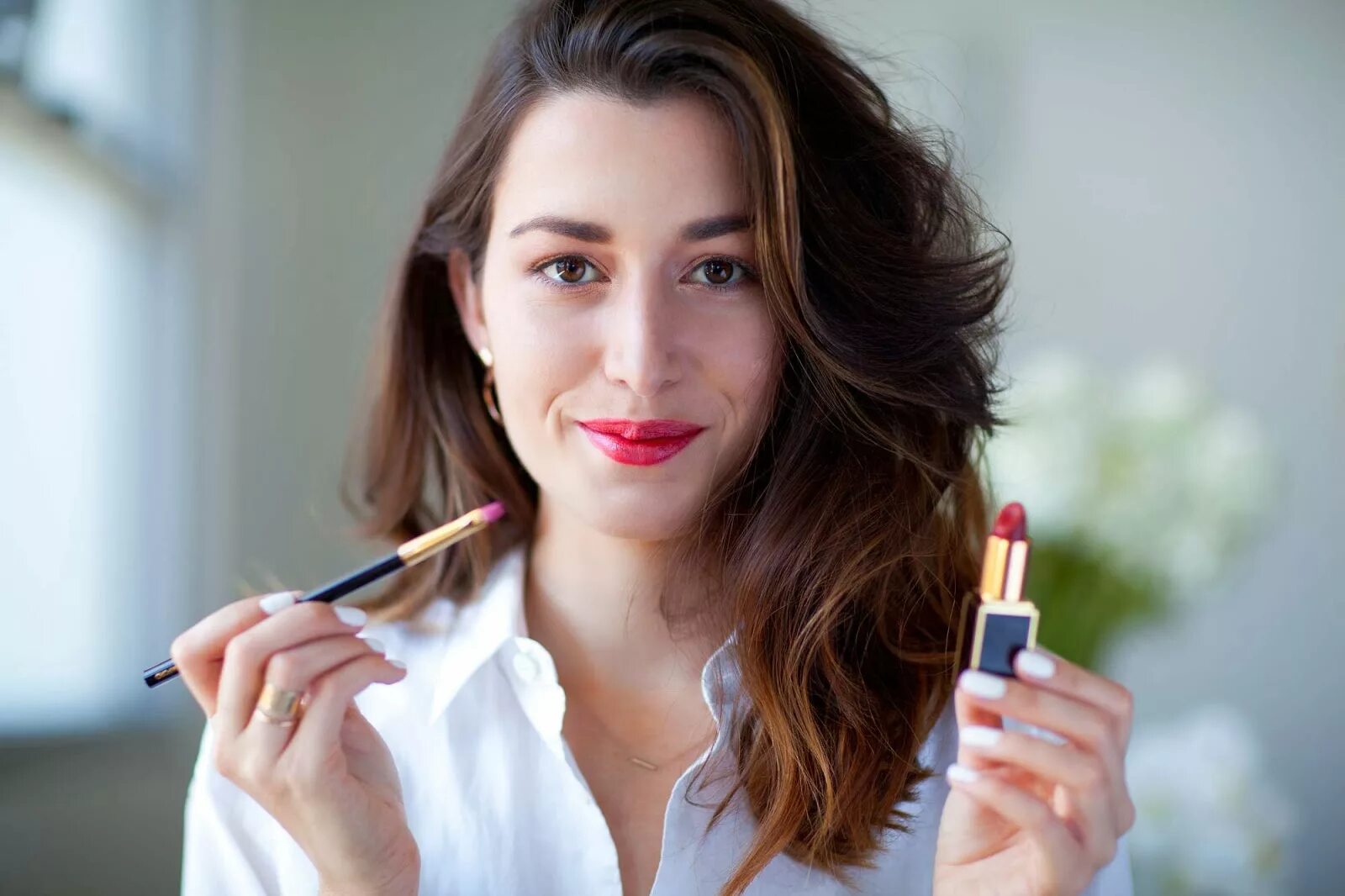 Applied to make. Apply lipstick. woman applying lipstick. how to do masculine makeup for lips.