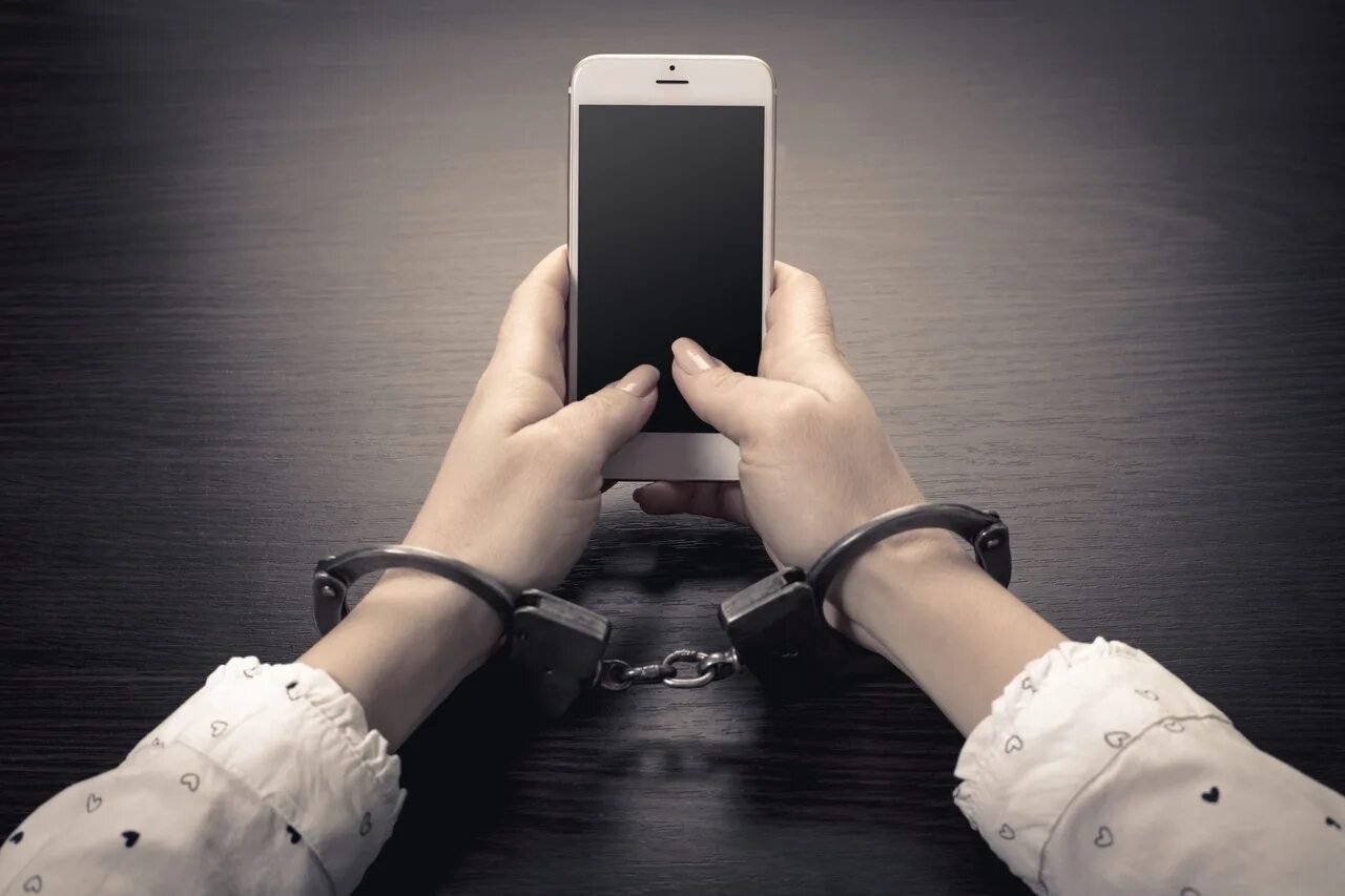 Украденный смартфон. Смартфон и наручники. Телефон в руке. Смартфон в женской руке. Телефон в руках и наручниках.
