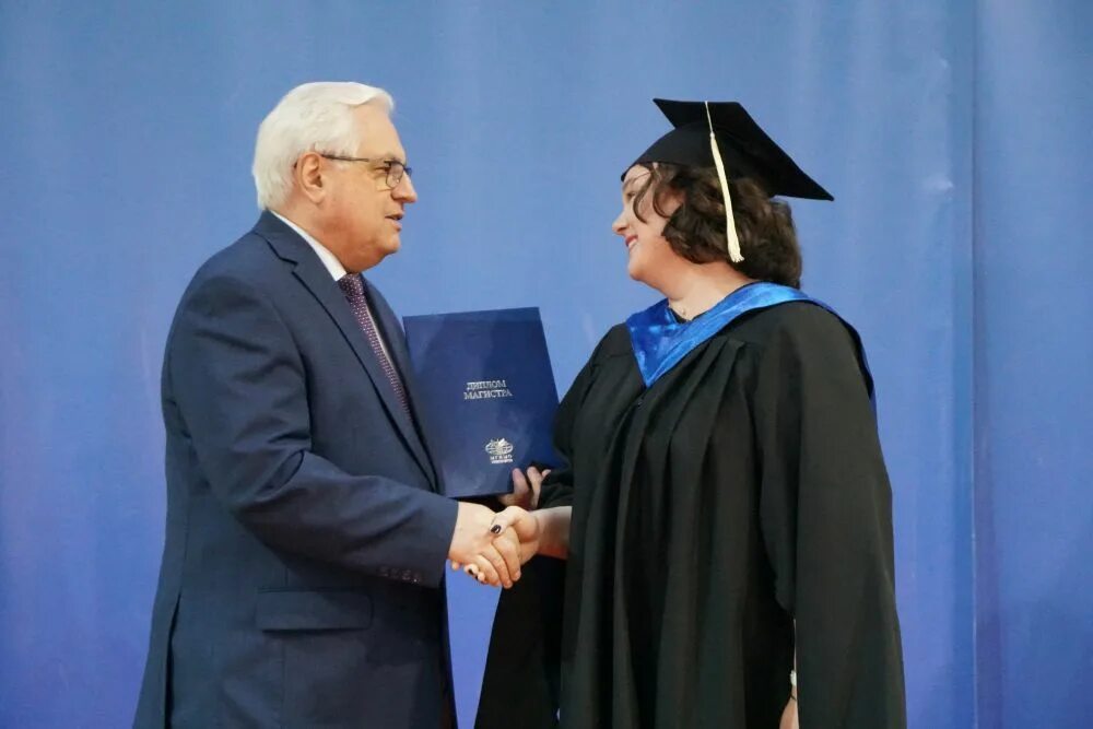 Бакалавр мгимо. Мгимо вручение дипломов.