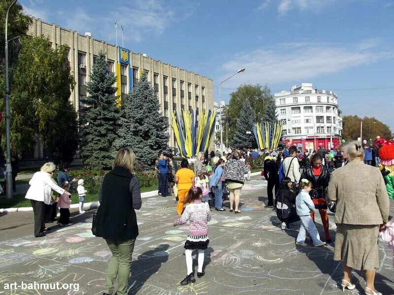 Бахмут сегодня новости последнего дня. Город бахмут сейчас. город артемовск сейчас. артемовск день города. население бахмута донецкой области.