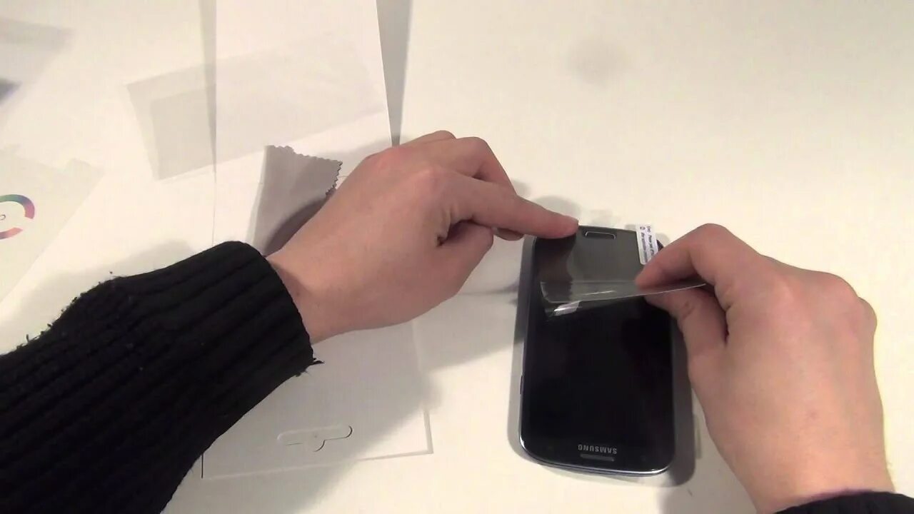 Заводская пленка на телефоне. Samsung Galaxy s 3 наклеить защитное стекло. Защитная пленка (глянцевая) Samsung Galaxy s3 (i9300). Заводская пленка самсунг z Flip 3. Защитная пленка Samsung для z Fold 4.