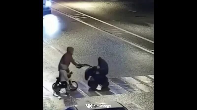 Мужчина сбивает ребенка. Сбил коляску с тремя детьми. Студентка сбила троих детей. В Москве сбили ребенка на пешеходном.