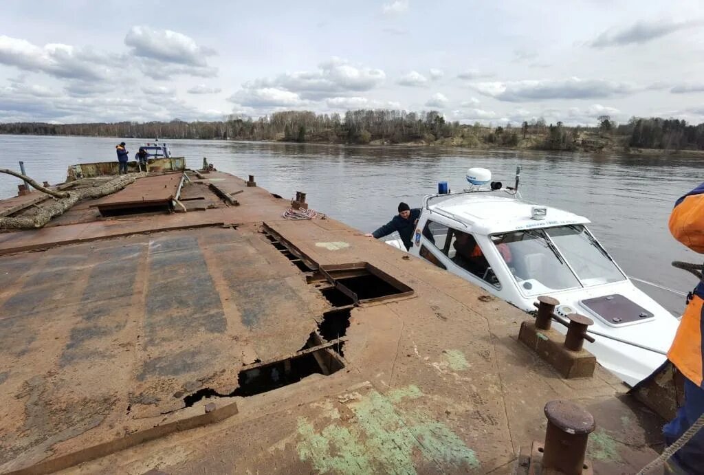Почему вода рыбинск. Ярославль понтон. рыбинское водохранилище подъем понтонов. норское причал ярославль пристань. дебаркадер.