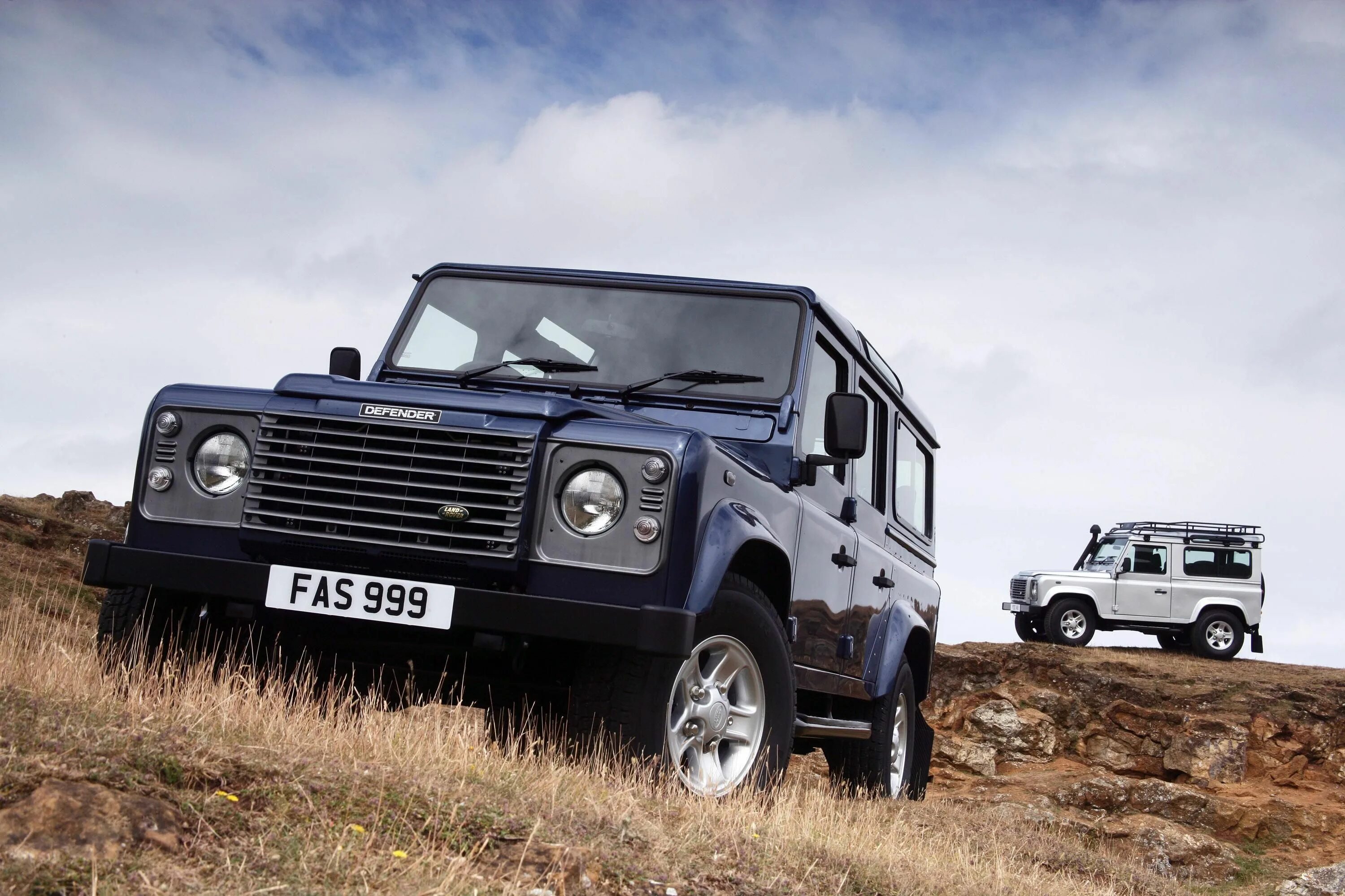 Defender видео. Land Rover 402. Дефендер авто. Defender auto машина. Машины для обоев Defender.