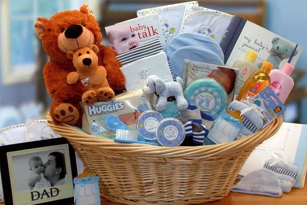 Креативный подарок на рождение ребенка. Корзина для новорожденного в подарок для мальчика. Подарки для новорожденных. Подарок новорожденному мальчику. Подарки для новорожденных.