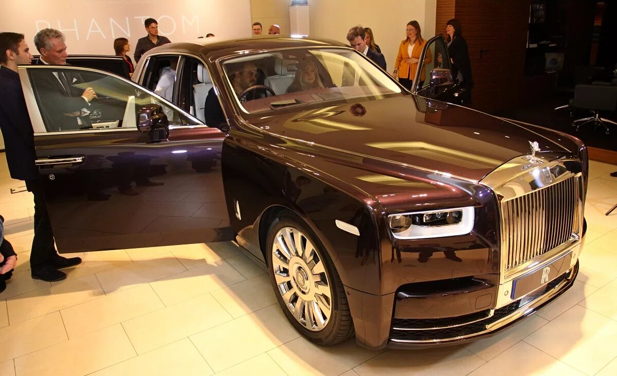 Цена самого дорого автомобиля. Ролс Фантом 2022. Rolls Royce Phantom Coupe 2021 золотой. Rolls Royce Phantom 2021. Самый новый Роллс Ройс.