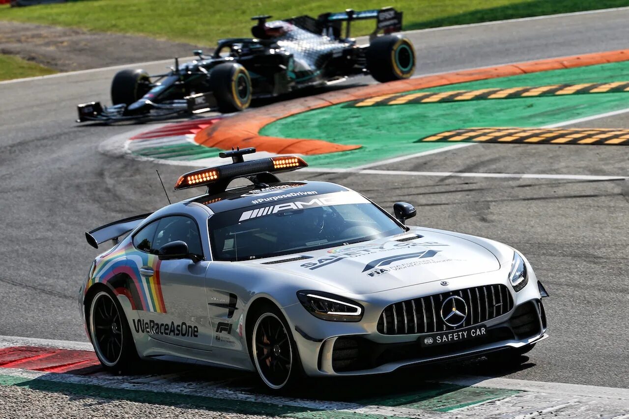 Автомобиль безопасности формула. САФЕТИ кар формулы 1. Safety car f1 пилот. Сейфти кар Мерседес. AMG gt Safety car.