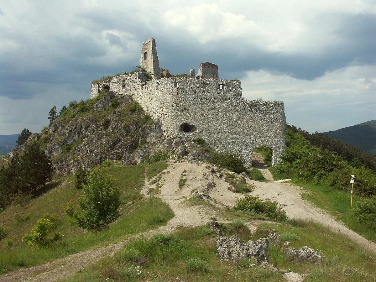 Замок батори где находится Čachtický hrad