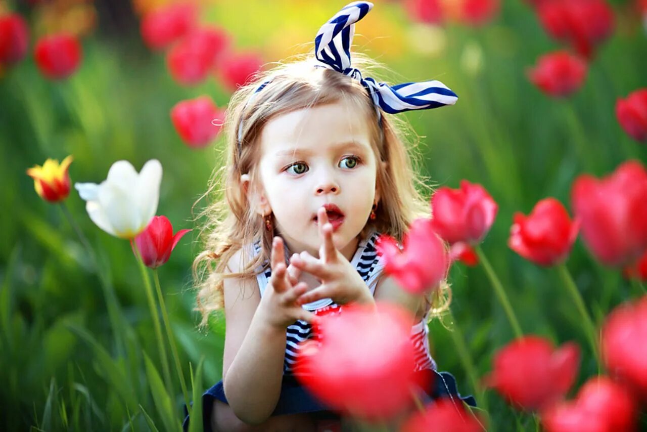 Дети цветов 1. Красивые счастливые дети. Маленькая девочка с цветами. Цветы для детей. Дети и тюльпаны красиво.