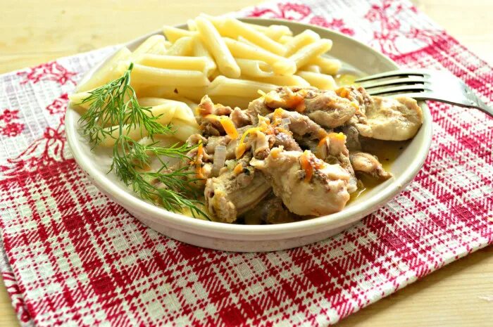 Бефстроганов из курицы на сковороде. Макароны с подливой из курицы. куриное филе подлива к макаронам. подливка из курицы с майонезом.