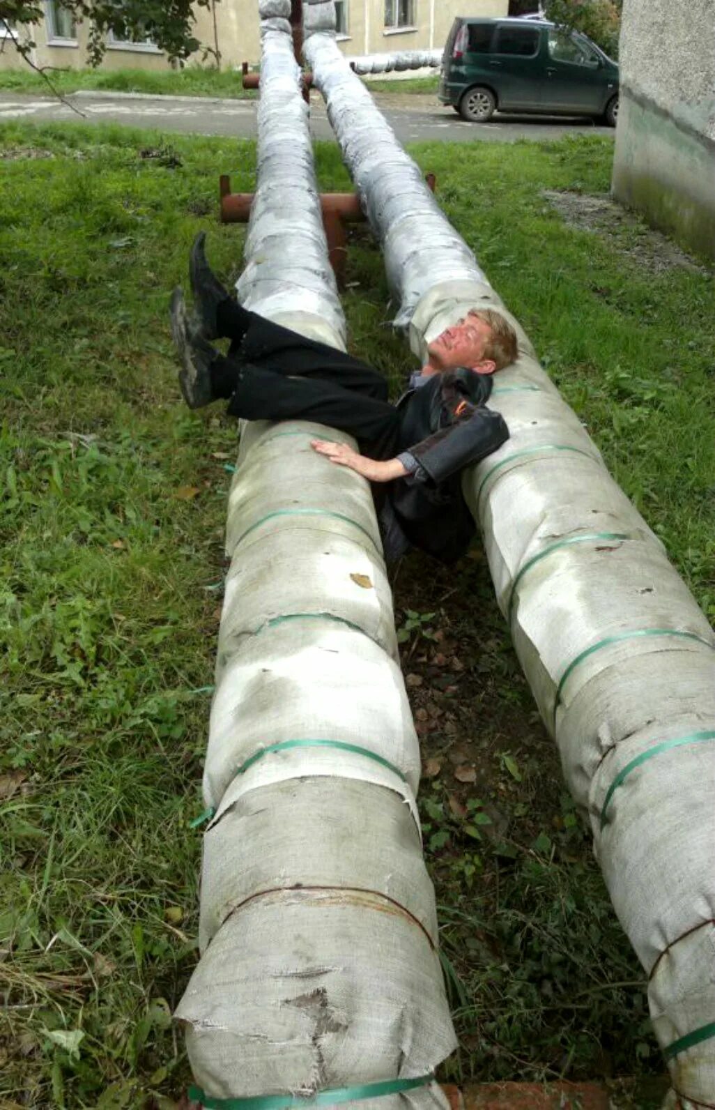 металлопрокат приколы. декорирование теплотрассы. трубы прикол. трубы прикол. канализационная труба грязная.
