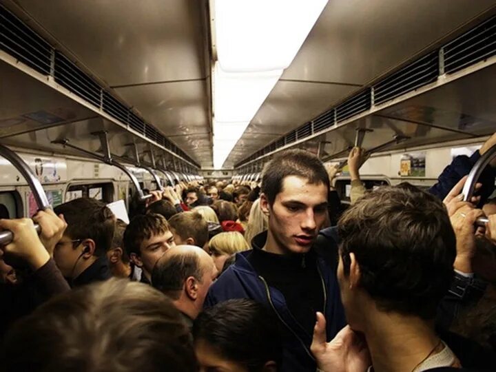 Переполненные вагоны метро. Метро москва час пик вагон. Метро москва час пик вагон. Переполненные вагоны метро. Давка в московском метро.