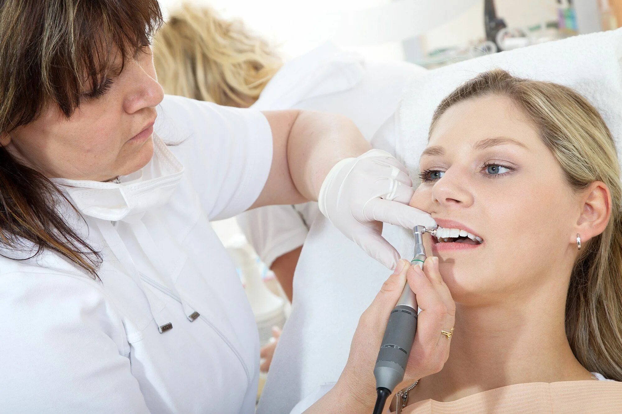 стоматолог и пациент. терапия стоматология. зубы стоматолог. подготовка под протезирование стоматолог. обследование у стоматолога.