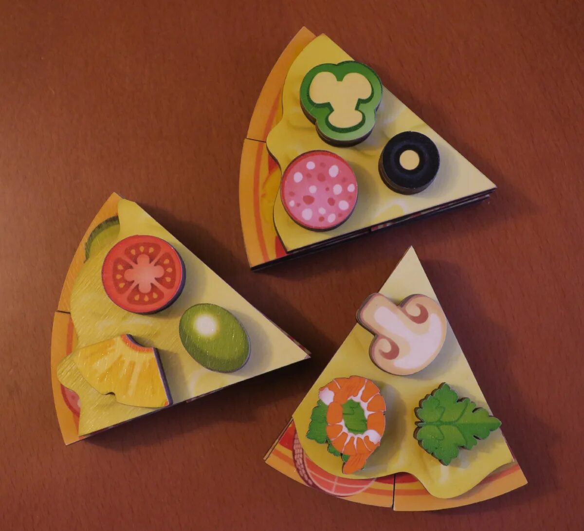 пергаментная бумага для духовки. заготовки для бумажной пиццы. разобранная пицца для бумажной кухни. бумаги делать пиццу. пицца из цветной бумаги.