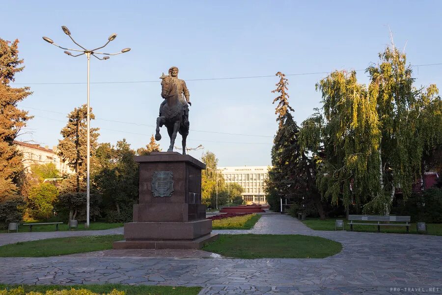 Памятник Горькому в Волгограде. Памятник Засекину в Волгограде. Горький в Волгограде. Горьковский (Волгоград).