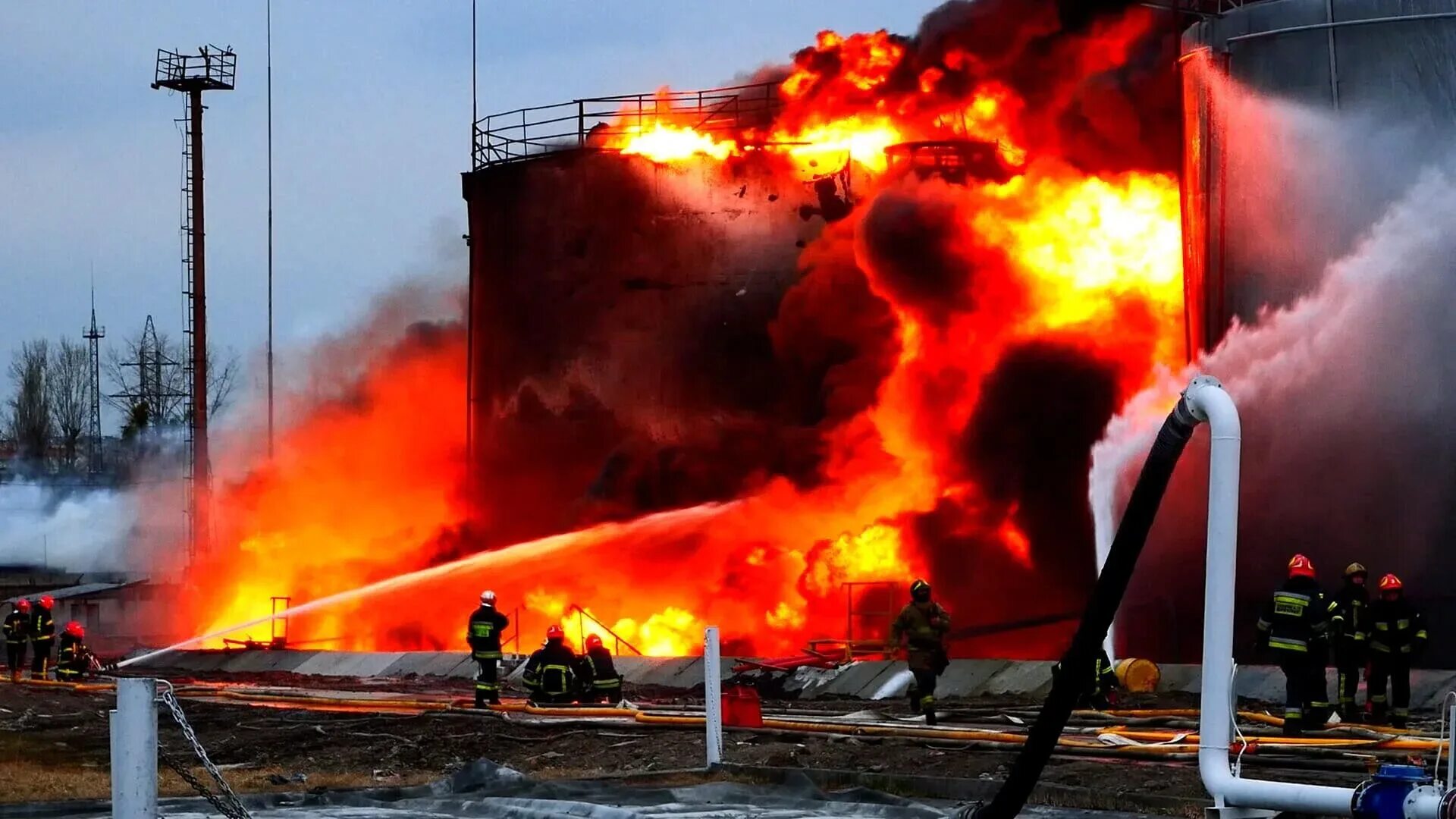 Разрушающий удар. Пожары на промышленных объектах. Пожар на нефтебазе. Пожар на нефтехранилище. Пожар на складе ГСМ.