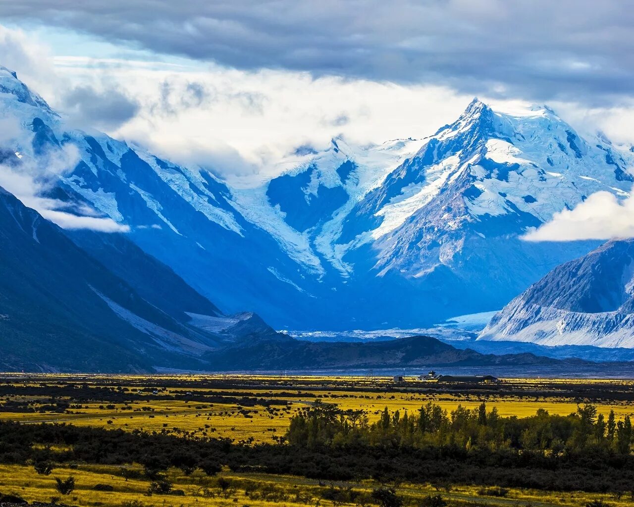 вайоминг равнины. равнинные горы. таласская долина поле. зеленые холмы алтай. пейзажи гор равнин.