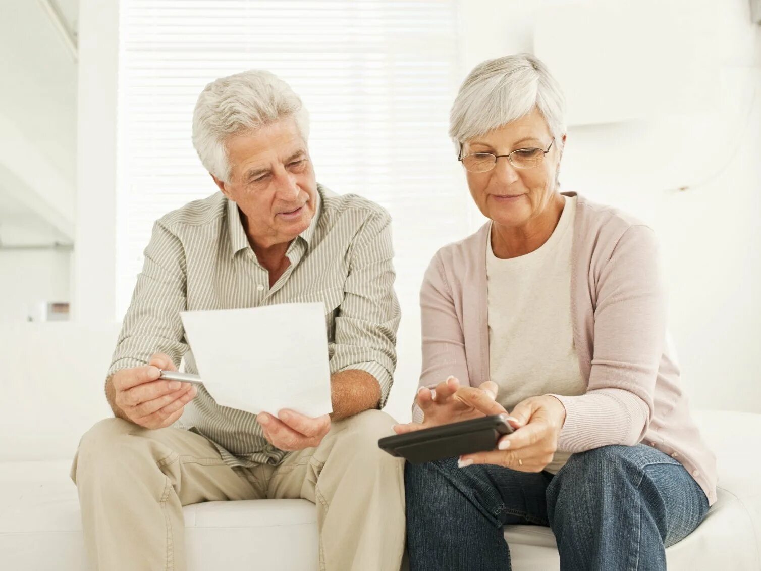 Пенсионное страхование возраст. Пенсионер по старости. Граждане пожилого возраста. Пенсионеры на белом фоне. Социальное обеспечение пожилых.