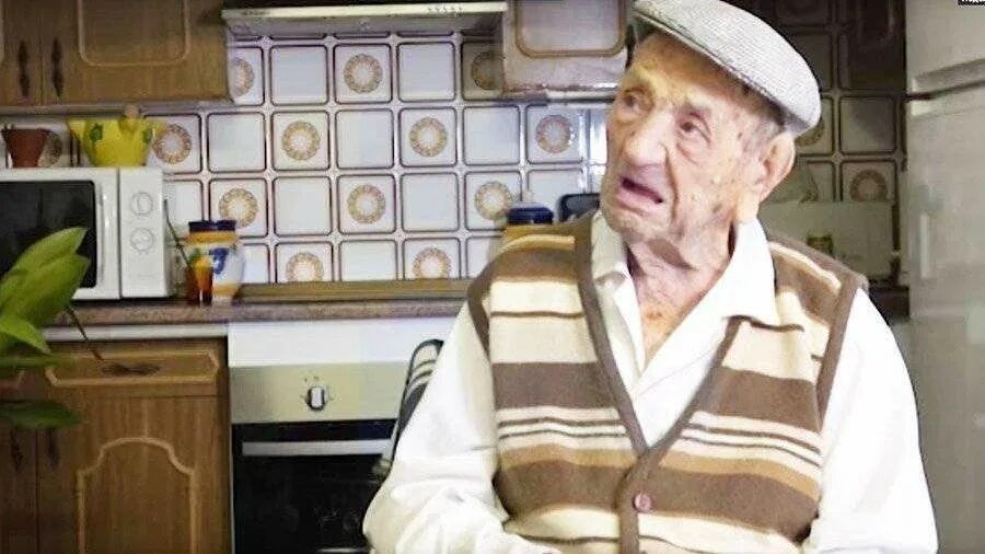 Умер старейший мужчина в мире. В Испании живёт долгожитель.