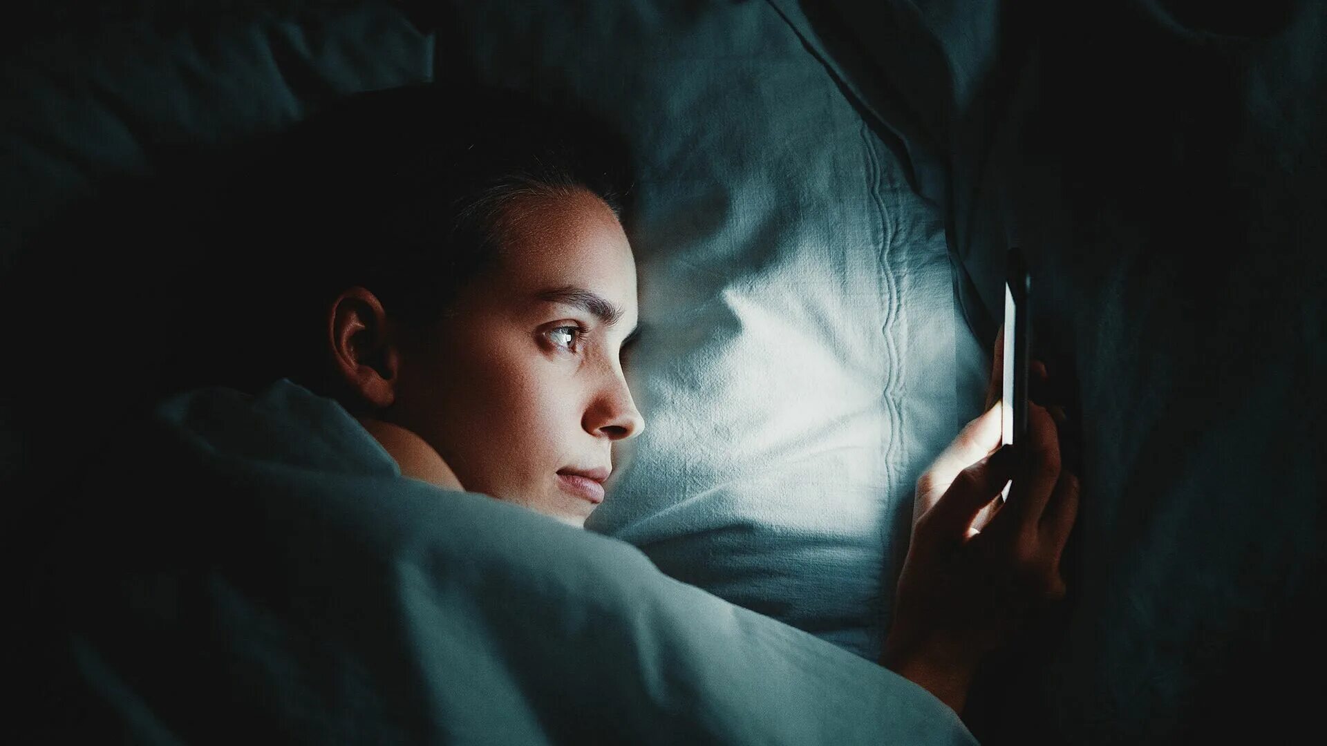 Stay up late at night. Ночью за телефоном. Stay up late. Stay up. Сидеть допоздна.