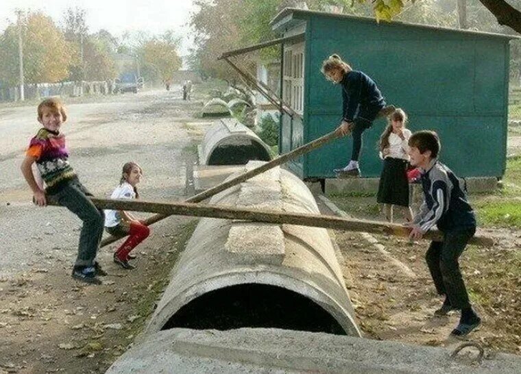 Развлечение 90. Советские дети на детской площадке. Развлечения на детской площадке. Дети во дворе. Развлечения детей девяностых.