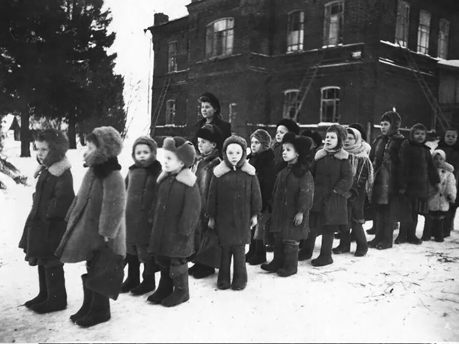 Ученик времен войны. Школа в годы Великой Отечественной войны 1941-1945. Школы Ленинград 1941. Школы блокадного Ленинграда 1943 год.