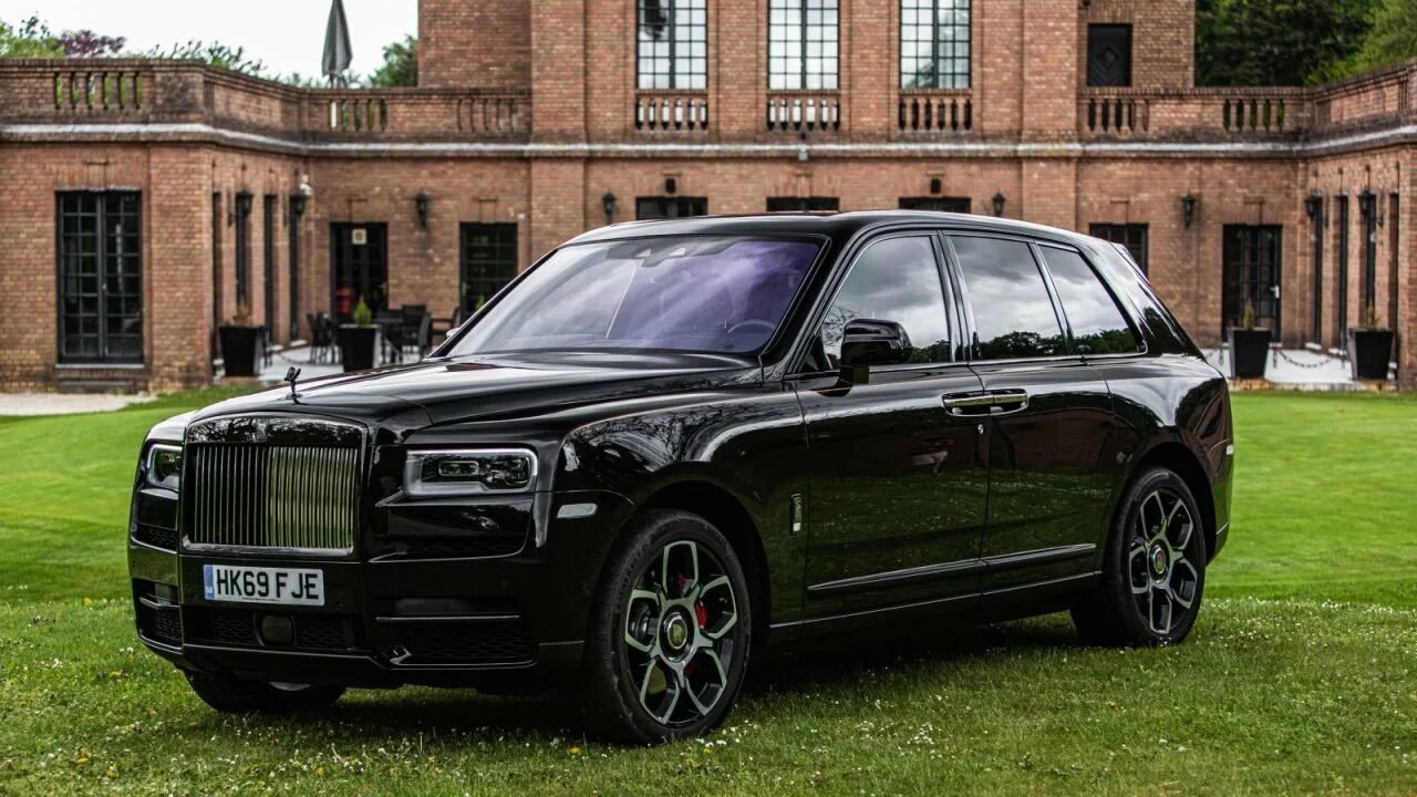 Роллс калина. Роллс Ройс Куллинан. Rolls Royce Cullinan Black badge 2022. Роллс Ройс Куллинан 2023. Роллс Ройс Куллинан 2022.