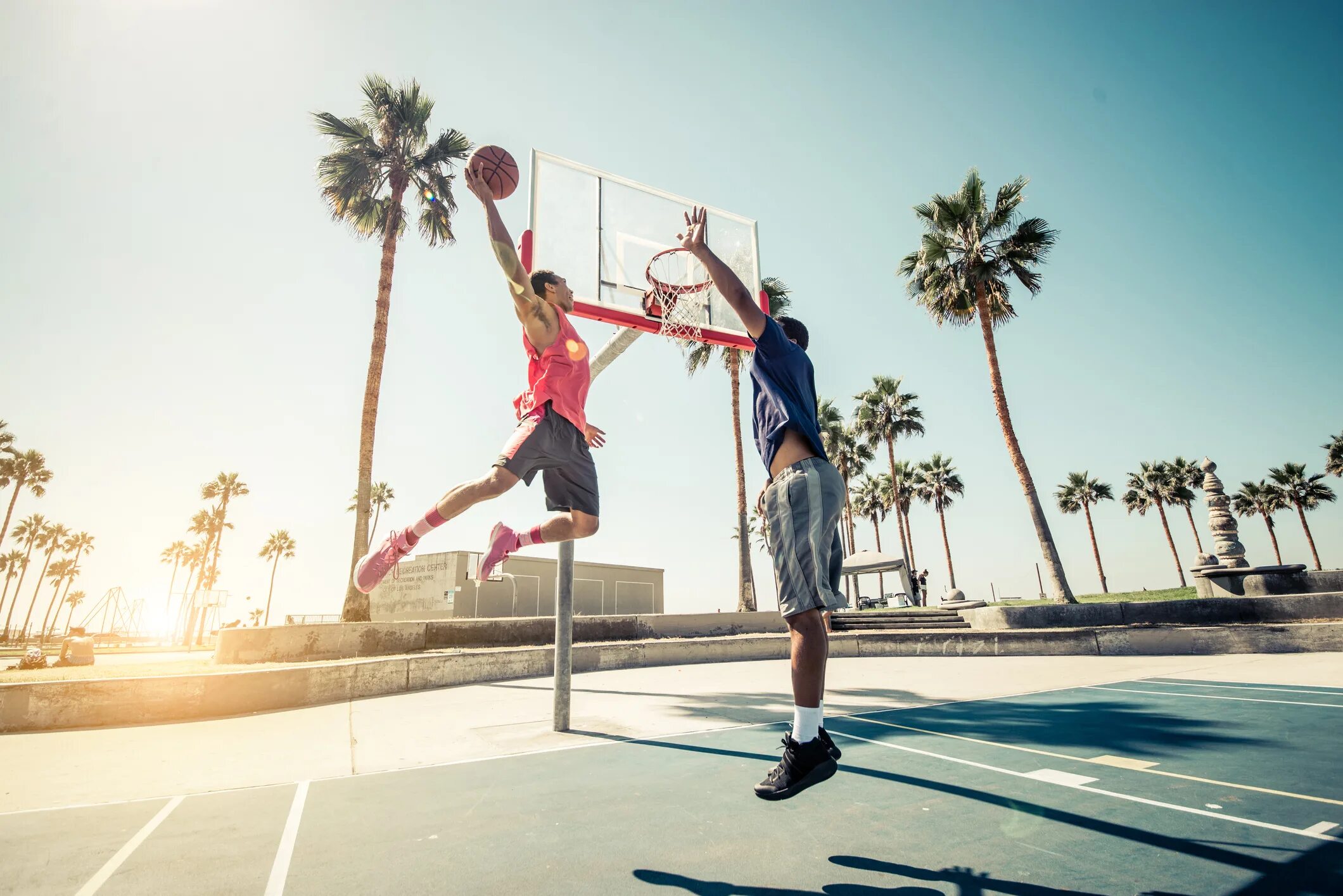 My friend plays basketball than me. Венис (Лос-Анджелес). Баскетбольная площадка Майами. Венис Бич баскетбольная площадка. Баскетбол на улице.
