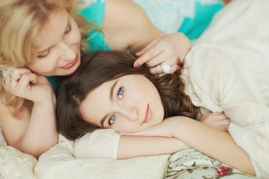 дочку дома 18. подружки в мини платьях из социальных сетей. мама и дочка. фотосессия мама и дочка в квартире. дочку дома 18.