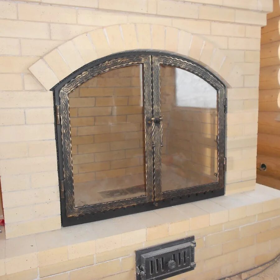 Дверцы для камина на заказ. Камин со стеклянной дверцей. Дверца для камина. Угловая дверца для камина. Решетка на камин.