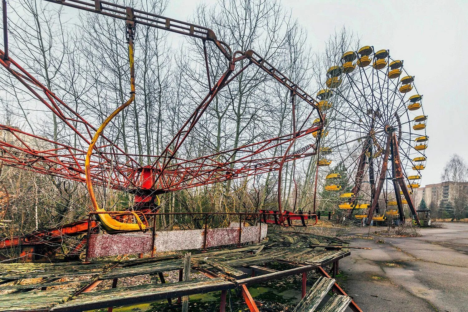 Chernobyl zone. Припять парк аттракционов. Чернобыль заброшенный парк аттракционов. Припять зона отчуждения. Чернобыльский парк аттракционов, заброшенный город Припять.