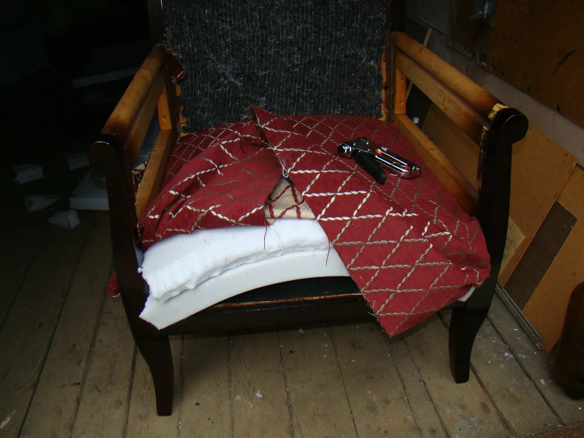 Реставрация сиденья стула. Обивка сиденья стула. Обтянуть сиденье стула. Обивка старых стульев. Советское раскладное кресло.