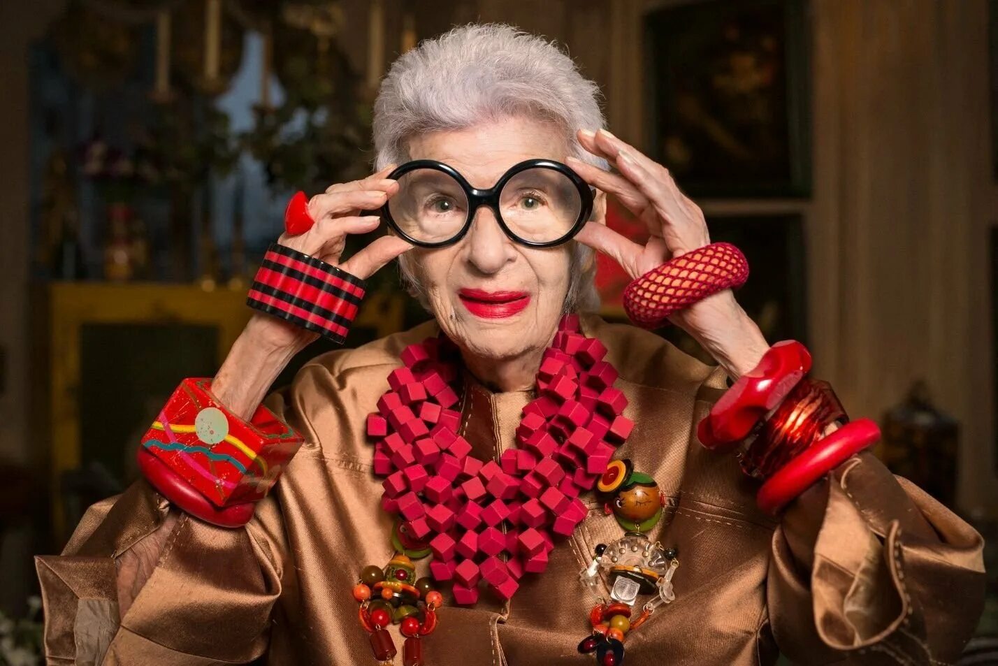 Iris apfel. Айрис Апфель. Айрис Апфель 100 лет. Модель Айрис Апфель. Икона стиля Айрис Апфель.