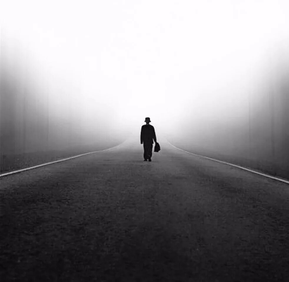 Одинокий человек на дороге. Дорога одиночество. Трудная дорога. Человек на дороге. Рабочий стол обои дорога и одинокий человек.