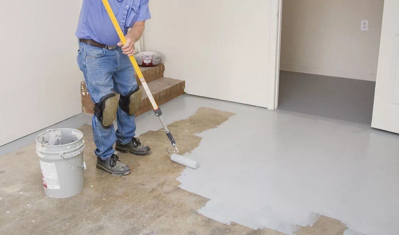 Полимерная краска для бетонного пола. Крашеный бетонный пол. Покрасить бетонный пол. Крашеный пол бетон.