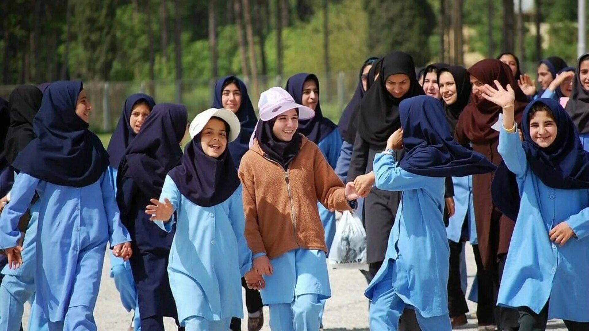 Иранские женщины. Хиджаб в школе. Мусульманка в школе. Мусульманская Школьная форма.
