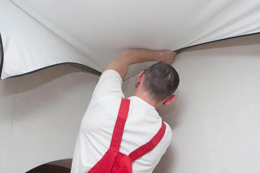 Установщик натяжных потолков. Установщик натяжных потолков. Нужно знать перед установкой. Натяжные потолки мастер. Монтаж потолка.