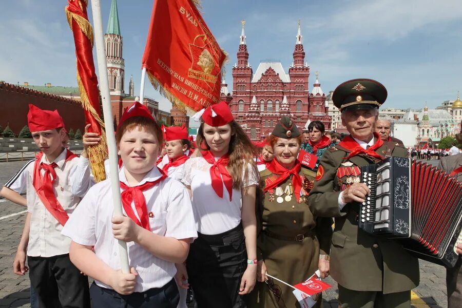 Пионеры сегодняшнего дня. Скауты и пионеры. Бойскаут и Пионер. Современные пионеры Москва красная площадь. Скауты и пионеры общее.