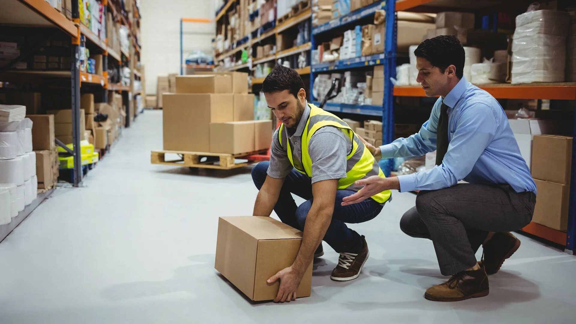 Action handling. Warehouse safety. склад картинка нарушения. manual handling training. тренировка работников строительного магазина.