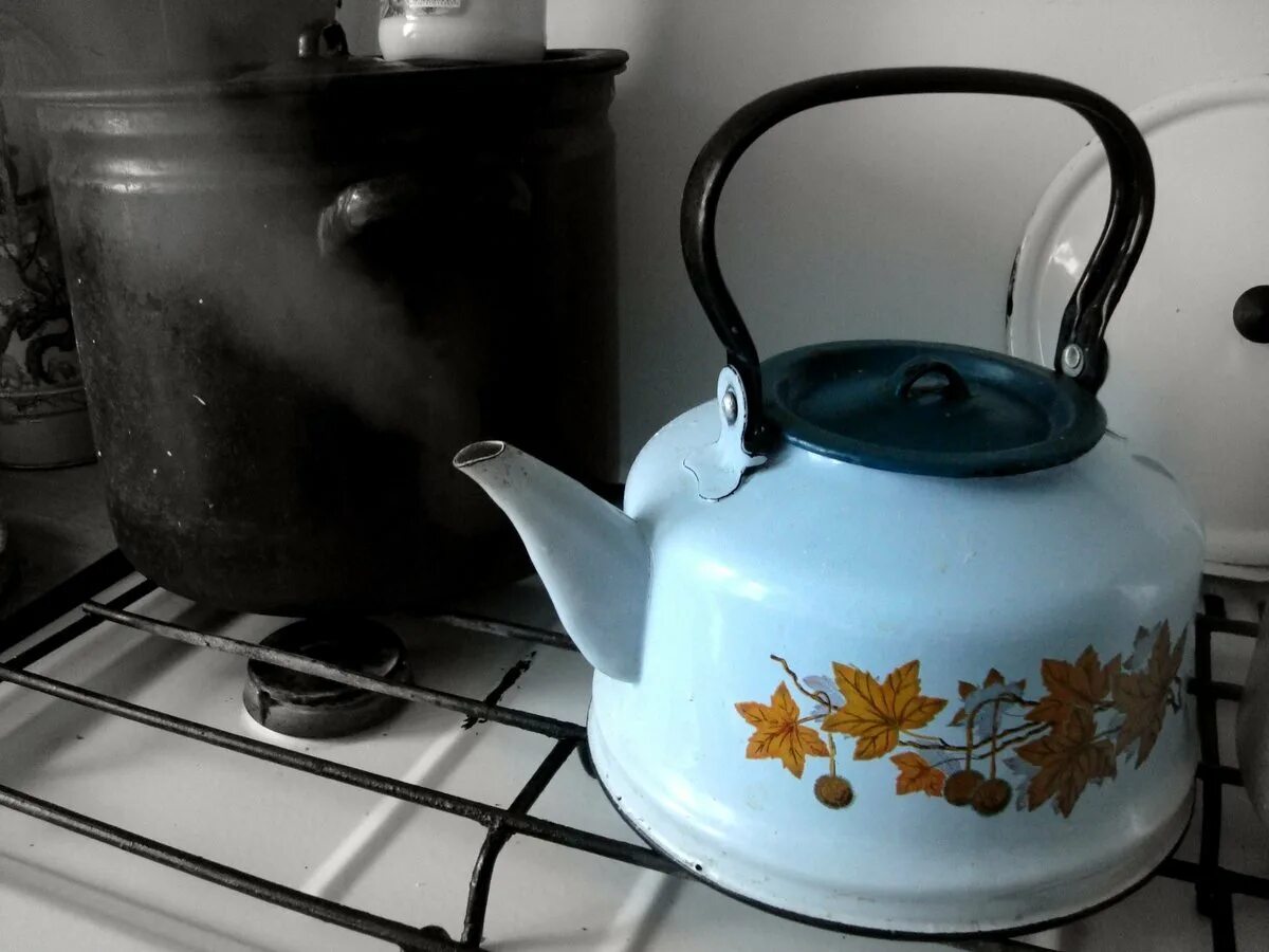Чайник плите кипит. Чайник для плит. Старый чайник на плите. Советский чайник для газовой плиты. Старинный чайник.